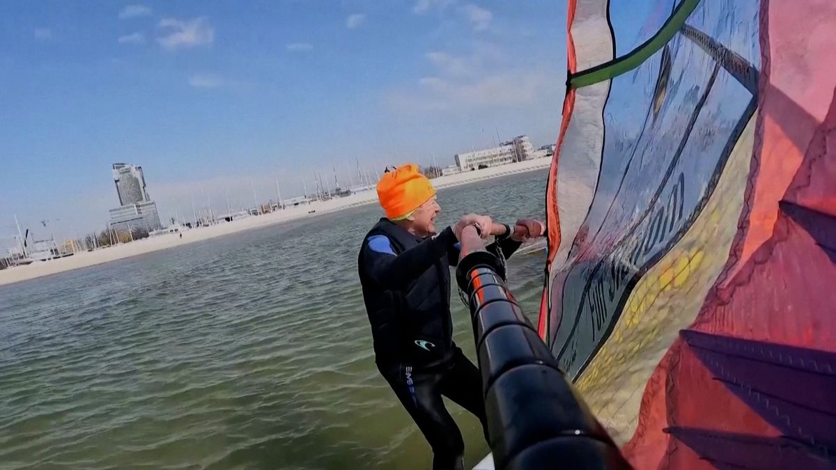 Osmaosmdesátiletý windsurfař z Polska usiluje o rekord